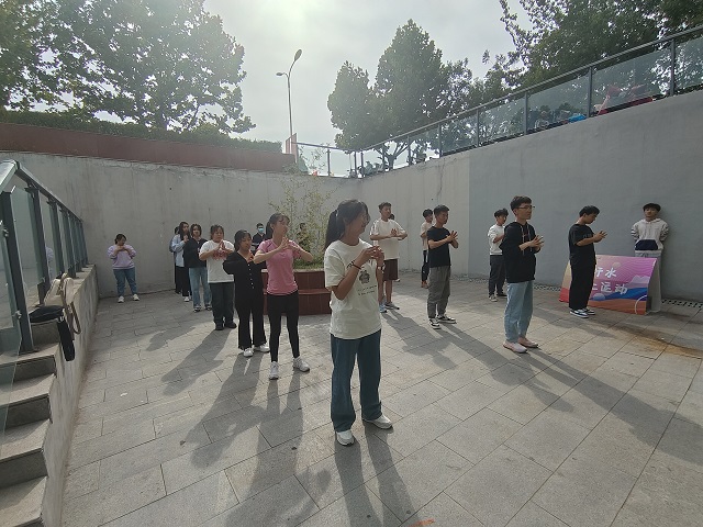 青空过白日 自律正当时——第九期运动“显眼包”60秒挑战赛