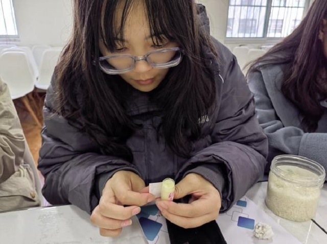 自制唇膏 装点靓丽冬日——青藤书院全生异科导师说