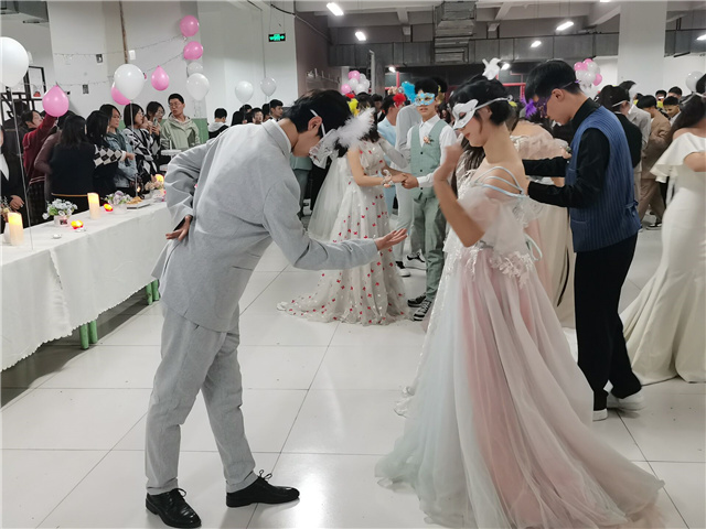 当“破壳日”遇上假面舞会 与书院家人来场神秘邂逅——“Freeze this moment”10月书院师生集体生日会