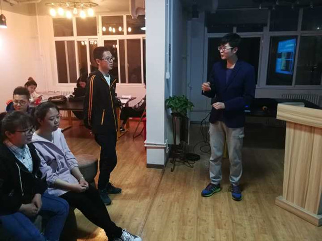 “手机”拍出时尚大片——青藤书院举办“学在青藤”自我营销七堂课第2期