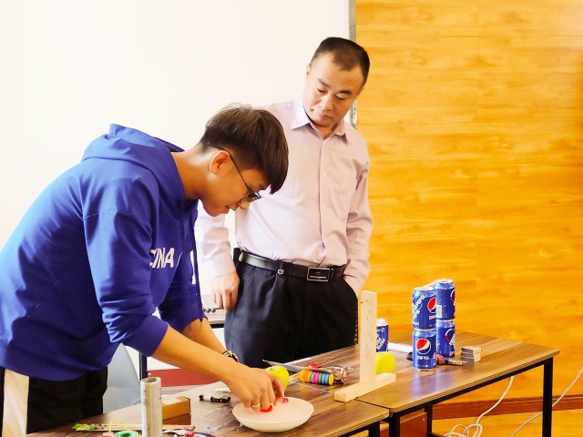 玩转魅力磁铁 拓宽物理眼界――箕城书院第32期“四时三刻”师生下午茶