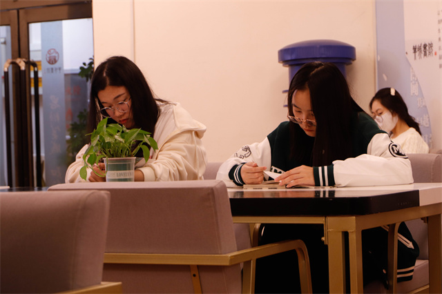 朋辈勠力同心 乐享“箕”式生活