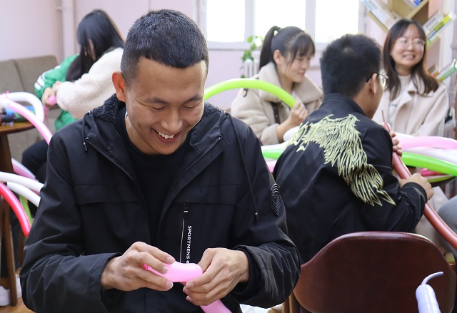 以气球之名 觅童年初心 ——“Boom-Boom”百变气球造型之梦幻木马