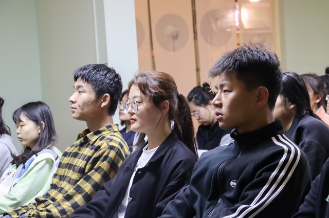 奋力拼搏 让人生不留遗憾——青藤书院举办青藤周末之夜·电影之夜第12期