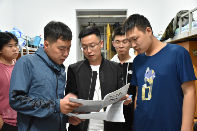 杏花书院辅导员进宿舍送温暖