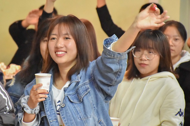 初次相遇 与青藤一起谱写最美“遇·见”——青藤书院举办爱在青藤“遇·见”集体生日会