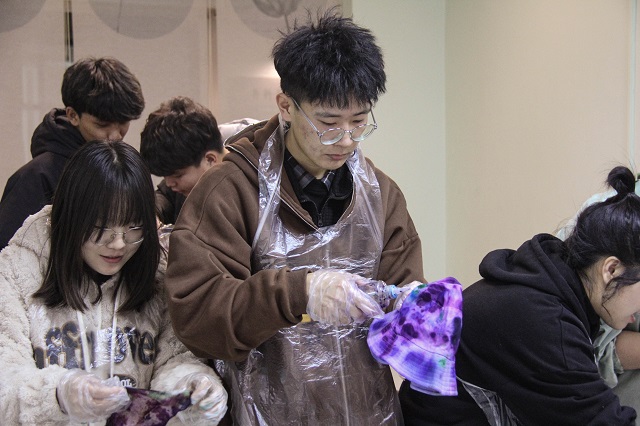 【1+1>2】邂逅扎染 品味非遗文化中的“烟火气”——青藤书院举办品牌视觉营销力提升计划第22期
