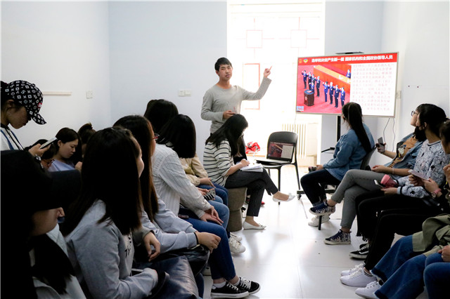 学习两会精神 紧跟时代步伐——箕城书院联合外语系举办“聚焦新时代”两院学子话两会活动