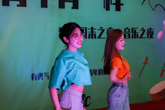 聆听梦想旋律 感受歌声的力量——青藤书院举办青藤周末之夜·音乐之夜第28期“青年有样”