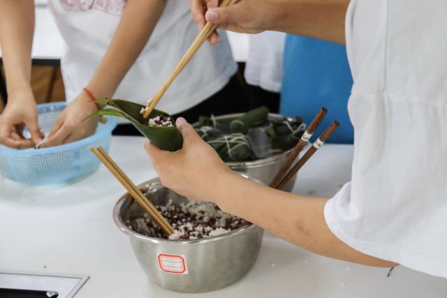 粽叶飘香 在悠悠美味中感受传统——青藤书院举办“Q仔厨房”系列活动第21期