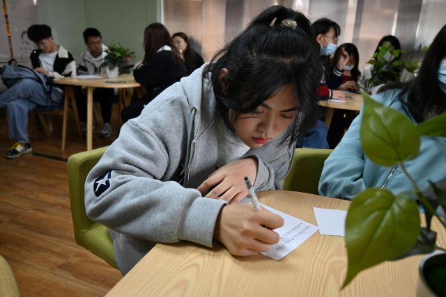 朋辈引领 搭建“一站式”社区育人平台