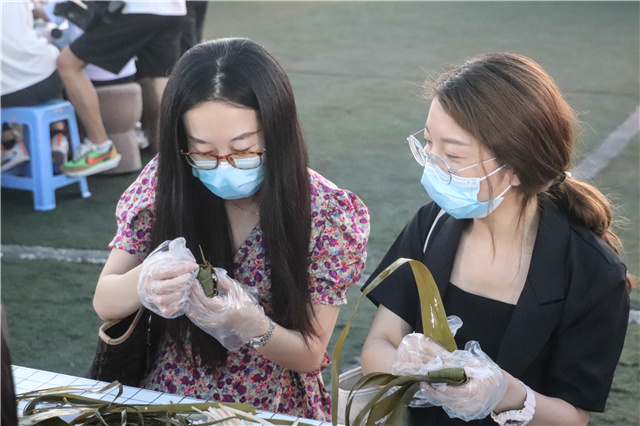 赏端午 品粽香 文化传薪学子心