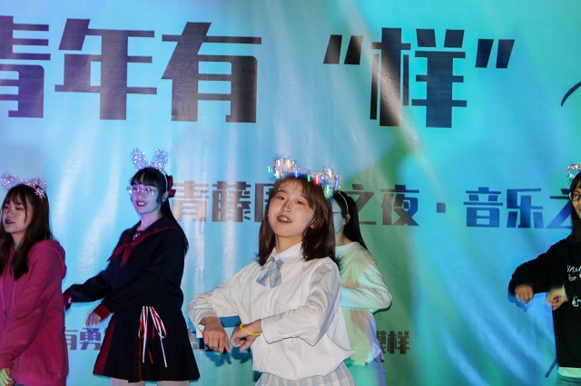 聆听梦想旋律 感受歌声的力量——青藤书院举办青藤周末之夜·音乐之夜第28期“青年有样”