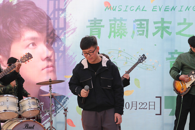 一群音乐人用“快闪”活动唤醒青春时代的美好记忆——青藤周末之夜·音乐之夜“为你写诗”音乐快闪惊喜亮相
