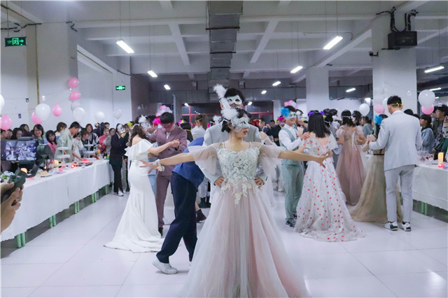 当“破壳日”遇上假面舞会 与书院家人来场神秘邂逅——“Freeze this moment”10月书院师生集体生日会