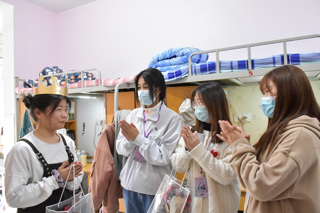 青春有“礼” 在浪漫旋律中为你庆生——杏花书院3月师生集体生日会