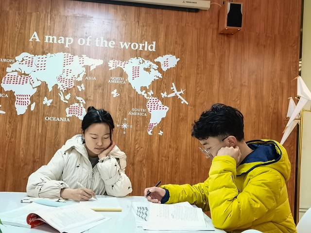 环游世界 做自律的追梦人——青藤书院举办考研英语早读打卡活动