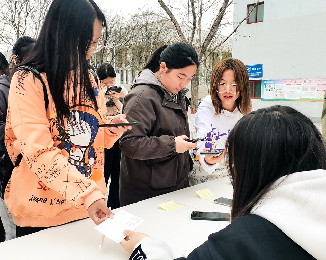 【表达力养成计划】书写奉献篇章 提高感恩能力——“三行情诗 纸短情长”第2期献给身边的雷锋