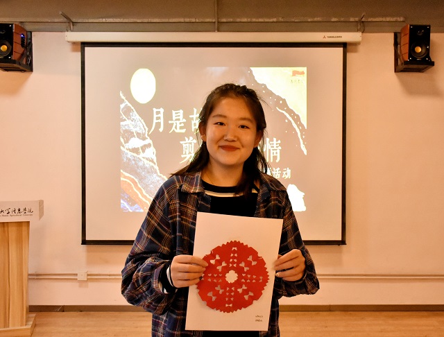 月是故乡明 剪纸表浓情