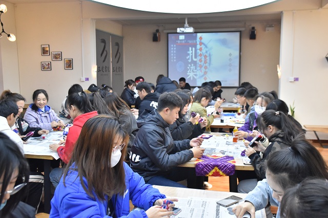 【青马工程】工科与艺术碰撞 创造力迸发思维——大数据学院、信息工程学院联袂艺术传媒学院、三达书院开展艺韵扎染工艺制作