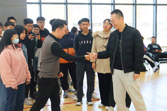 冰壶竞赛筑梦冬奥 异科导师伴成长
