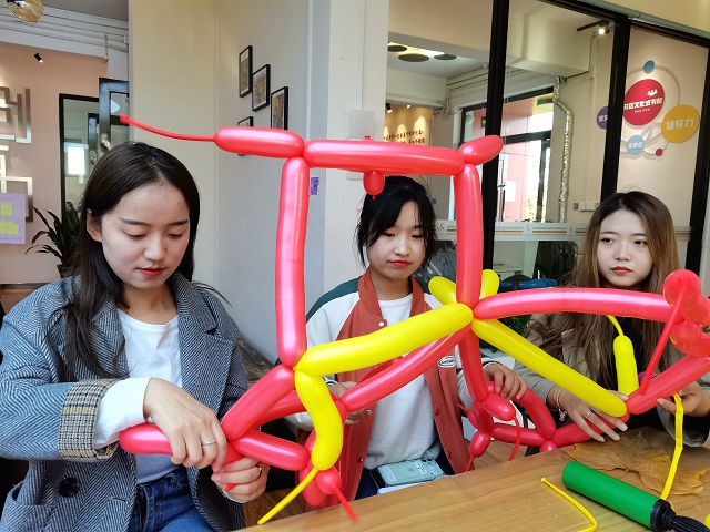 以手织彩球 以心绘前程——三达书院开展首届“敢想·能创”气球造型创意编织大赛