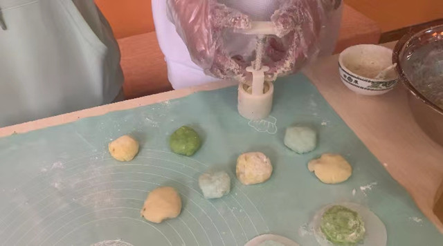 一站式社区建设 书院劳育体验——约会花神:制作冰皮鲜花饼