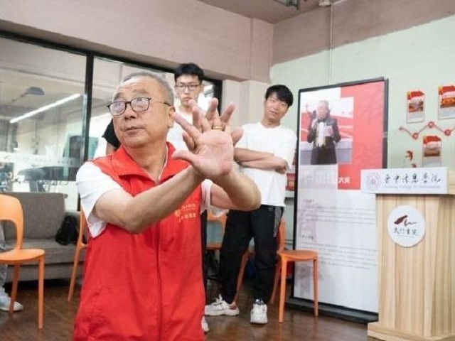 看劳模 讲劳模 有模有样学劳模——劳模进校园系列活动