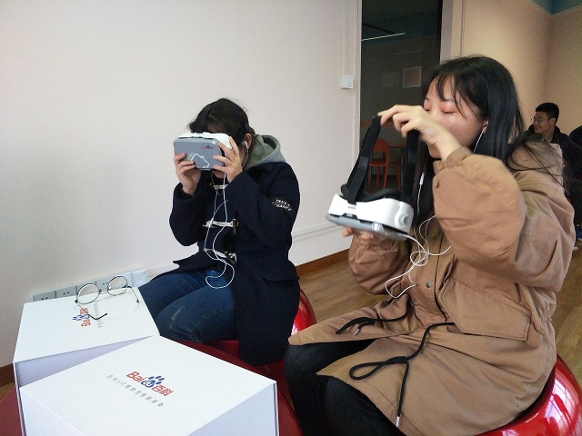 VR体验进无边·让科技助力青年公益