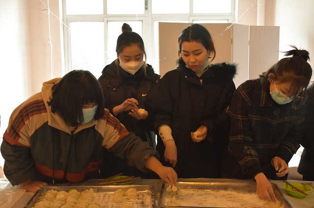 暖冬齐聚杏花 师生共享佳肴——师生共膳饺子宴