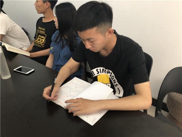 青藤学子共话阅读技巧——青藤书院举办第3期“分享书房·我与书的故事”活动