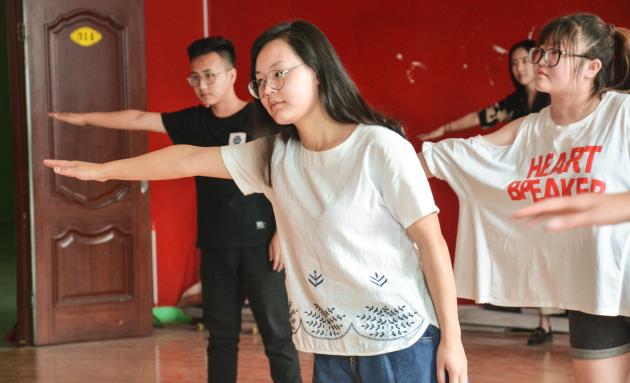 星启舞社popping队长郑钦带领同学们走进街舞的世界——箕城书院知乎学堂第十一期