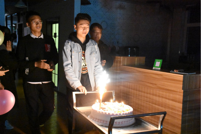 “一路繁花 一路诗情”杏花书院举办集体生日