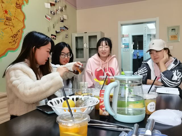共享乐饮 彩绘人生 更靓 更新颖——暖言拾光茶话会系列活动