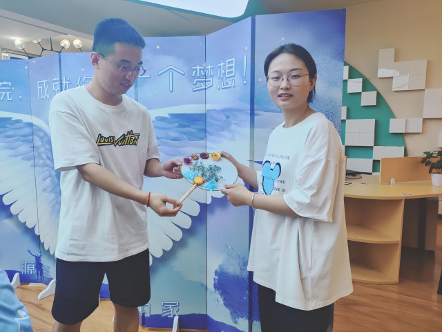 一把团扇 “扇”解人意——全生异科导师活动:“以‘扇’之名 祝毕业生繁‘花’似锦