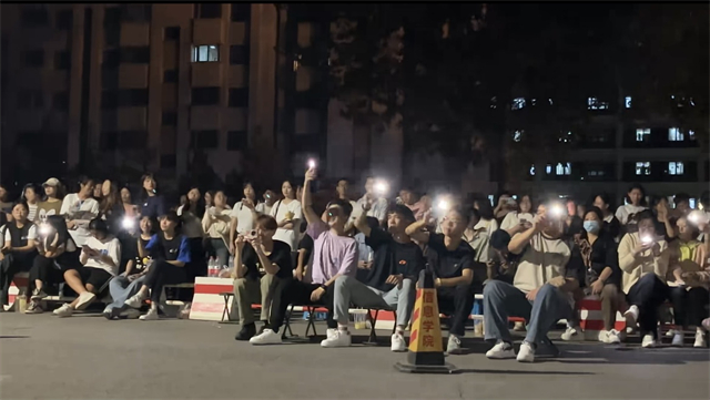 在门洞音乐会中向“光”而行
