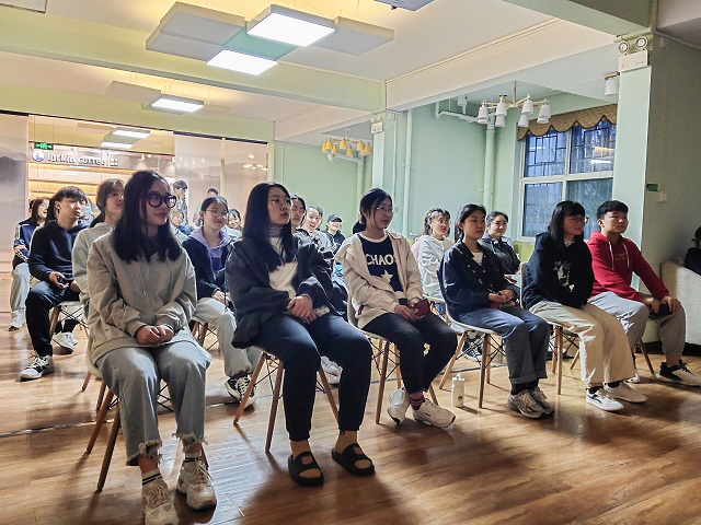 奋力拼搏 让人生不留遗憾——青藤书院举办青藤周末之夜·电影之夜第12期