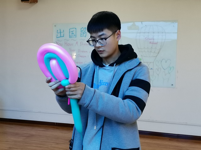 花摇月影 灯晓华夏——创意气球造型之头箍设计