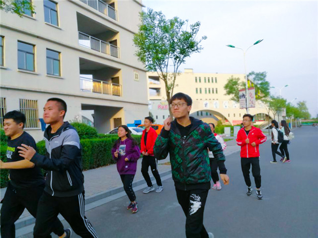 半暖时光 青春迷马——箕城书院花式迷马垂直跑