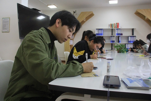 莘莘学子心 传递敬老真情——青藤书院举办重阳节寄语活动