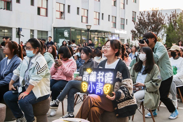 聆听梦想旋律 感受歌声的力量——青藤书院举办青藤周末之夜·音乐之夜第28期“青年有样”