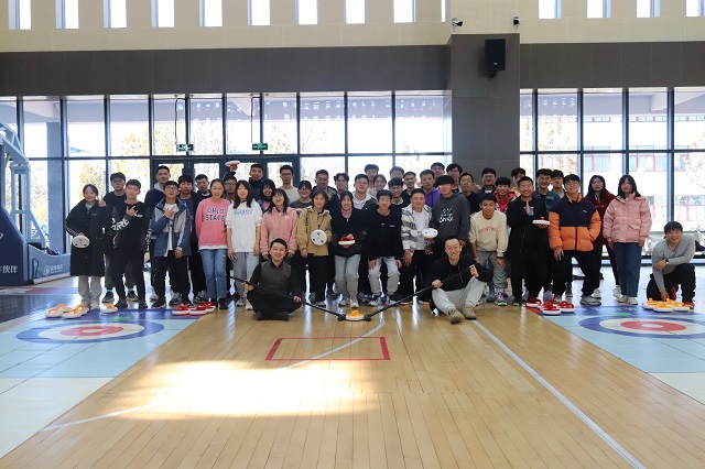 冰壶竞赛筑梦冬奥 异科导师伴成长