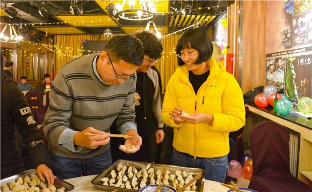 笙歌间华筵楚楚 相聚时欢声笑语——爱吾箕乌家庭联欢会