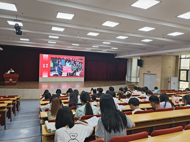 看劳模 讲劳模 有模有样学劳模——劳模进校园系列活动