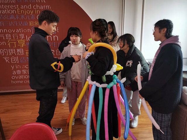 三达书院开展“巧妙双手 灵动裙边”创意气球编织活动