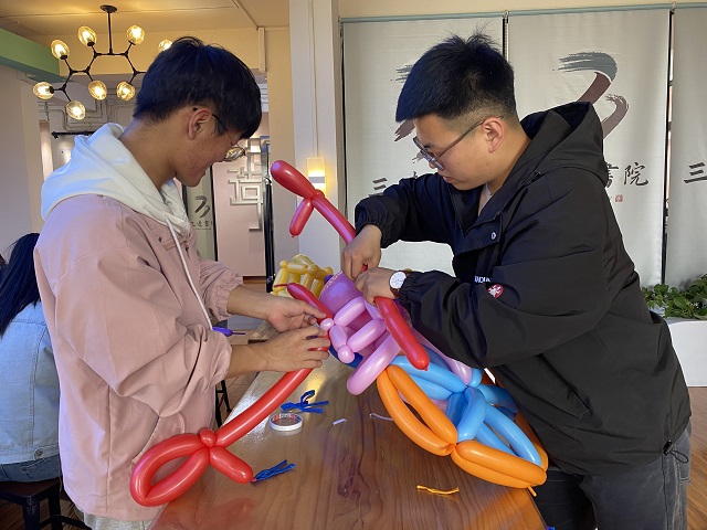 双手巧制气球 创新点亮生活