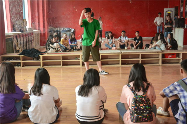 星启舞社popping队长郑钦带领同学们走进街舞的世界——箕城书院知乎学堂第十一期