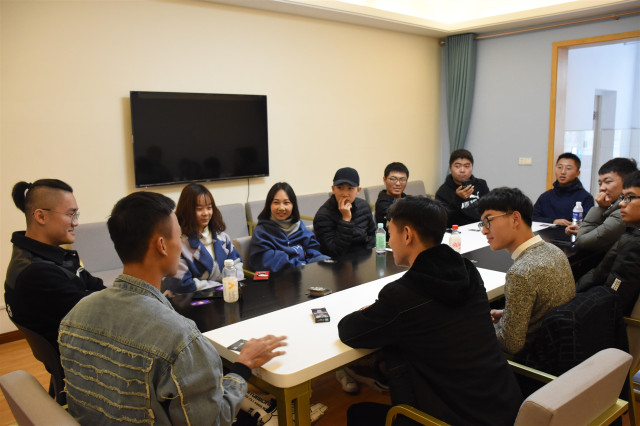 思辨洞察 与“狼”共舞——狼人杀团体游戏活动