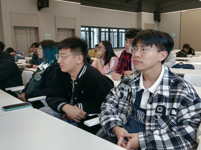 现代诗 阅尽自由与浪漫的诗歌——上河书院举办“创意鉴赏在上河”系列活动