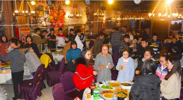 笙歌间华筵楚楚 相聚时欢声笑语——爱吾箕乌家庭联欢会